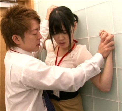 愛音麻友カワイイ契約社員に痴漢