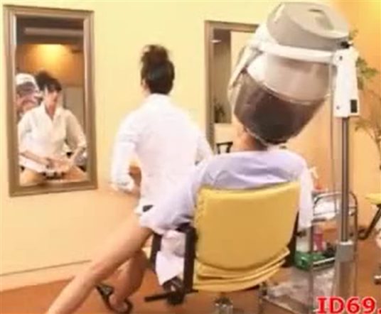 ヘアサロンでパーマ中にハメて抜いてくれる美容師