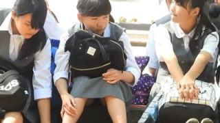 路上で女子中学生達のパンツを盗撮