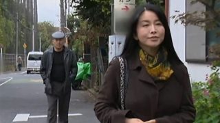 【ヘンリー塚本】身体の寂しい未亡人の熟女がポルノ映画館へ行き痴漢男に手マンでイカされ手コキで抜いてあげちゃう♡