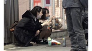 【池谷胡桃 愛野ひなた】たむろってるトー横キッズをナンパ！ノリの良いストロング女子とホテインして４Pしちゃう♡