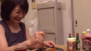 【鮎原いつき】ママー！！美熟女宅にお邪魔して童貞クンが母性あふれるSEXで筆下ろししてもらっちゃう♡