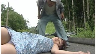 【ヘンリー塚本】お前は俺のもんだ！人妻を気絶させて連れ去り山の中でレイプして放置する恐怖の強姦魔！【神崎レオナ】