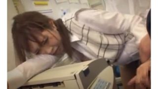 【森ななこ】立ったまま犯されるセクハラが横行する会社でOLが立ちバックでハメられちゃう♡