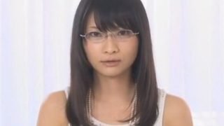 【七原えり】現役女子大生がAVデビュー作品でお尻の穴まで見せてクパァしちゃう！厳格な家で育ったという箱入り娘の緊張の初脱ぎ♡