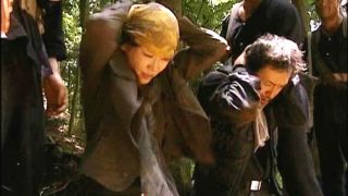 【ヘンリー塚本】ゲリラが潜む隣国へ国境を超えて侵入してしまった二人の男女の悲劇！取材を試みるも失敗し飢えた兵隊の餌食になってしまう二人の教師！