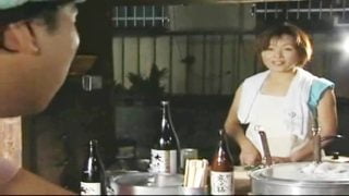 【ヘンリー塚本】客とできちまってる屋台ラーメン屋のおかみさん！おかもち抱えて男の部屋にヤリに行く♡【結城あや】